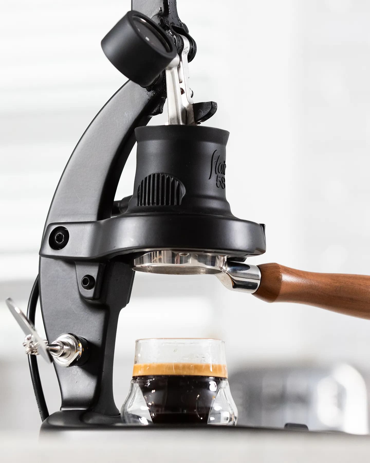 Cafetera Flair 58+ 2 preparando un espresso sobre la barra
